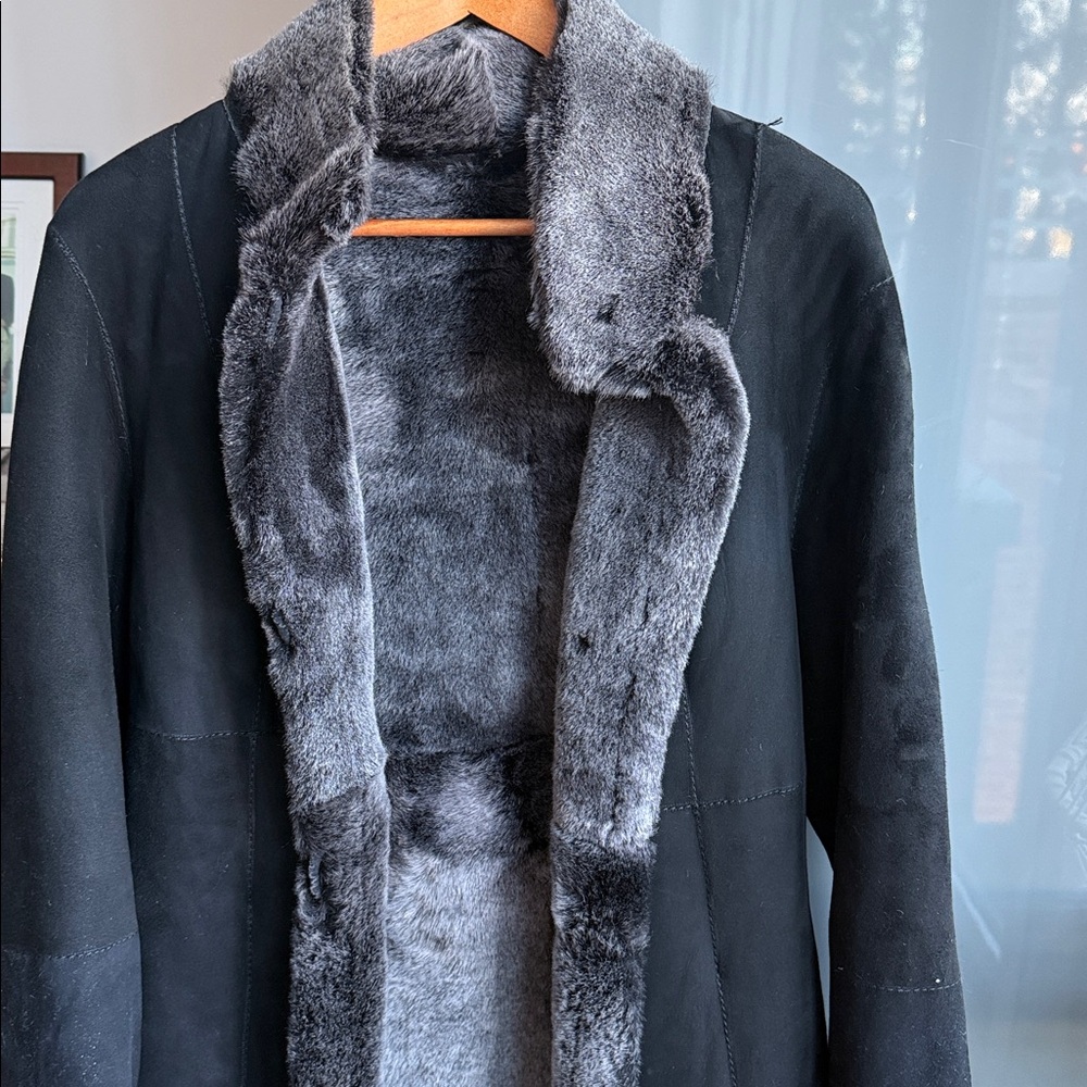 Hiso. Elegant Black genuine shearling coat